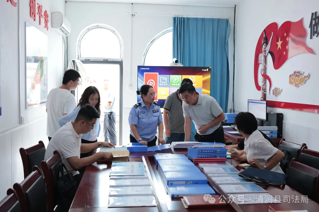 7月16日,榆林市司法局副局长呼杰一行赴清涧县,实地调研折家坪、高杰村司法所规范化建设及业务运行情况,查阅台账并座谈交流。