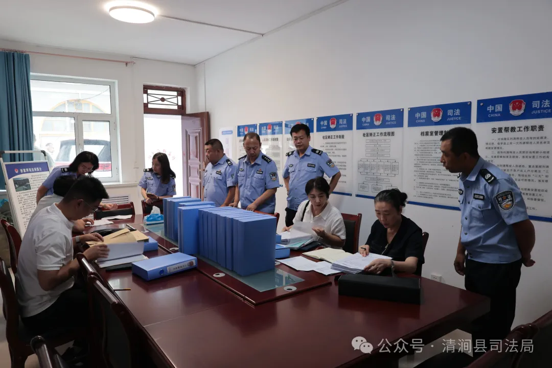 7月16日,榆林市司法局副局长呼杰一行赴清涧县,实地调研折家坪、高杰村司法所规范化建设及业务运行情况,查阅台账并座谈交流。