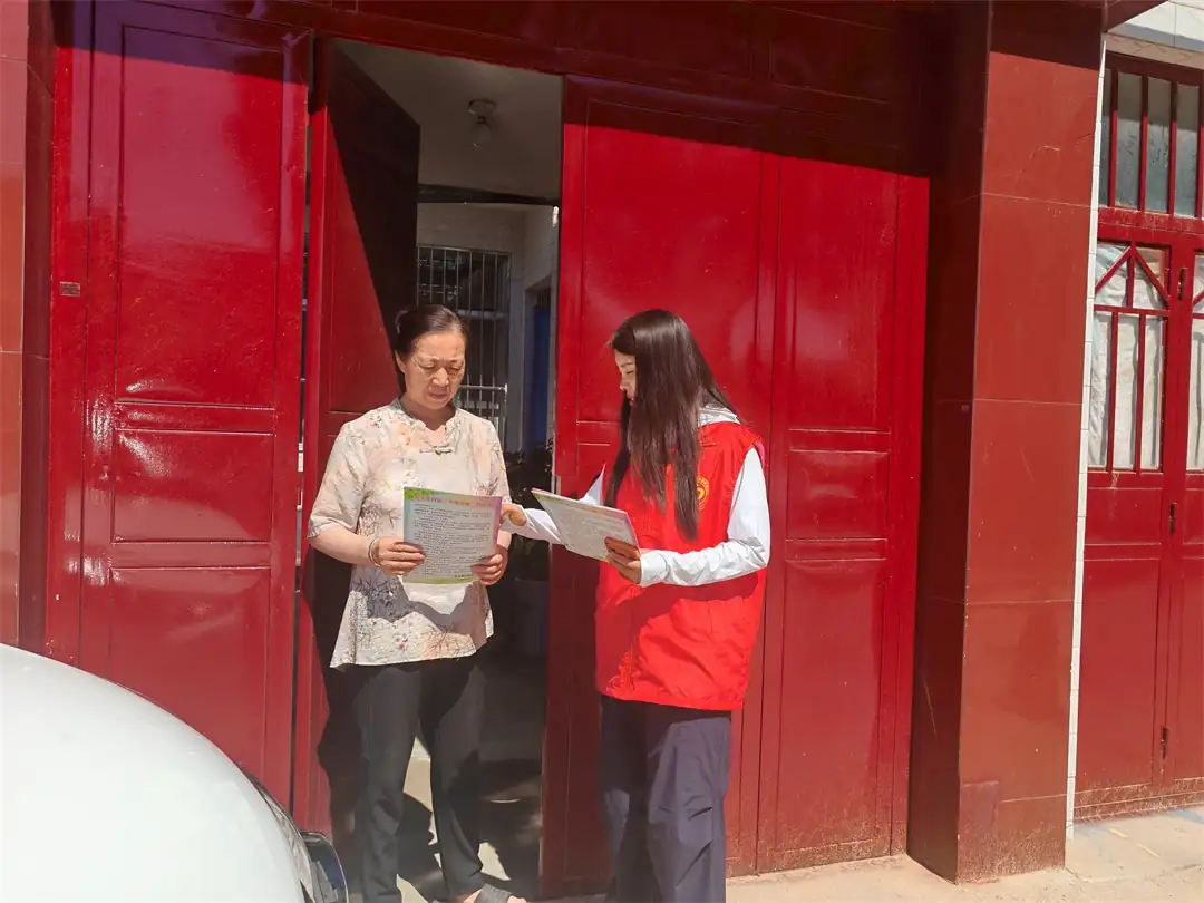 近日,榆阳区崇文路街道寨城庄社区开展“清洁一小步 文明一大步”干净驼城宣传活动。