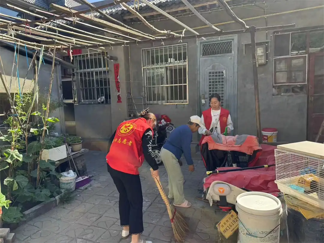 7月15日,榆阳区鼓楼街道红文昌楼社区开展环境卫生整治主题宣传活动。