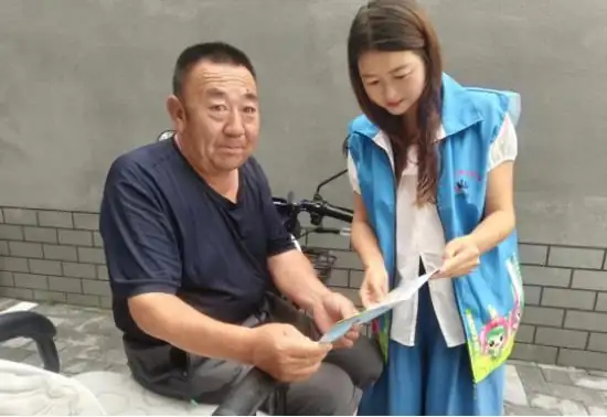 7月15日,榆阳区鼓楼街道红文昌楼社区开展环境卫生整治主题宣传活动。