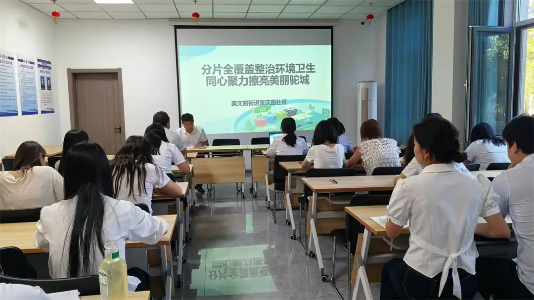 近期，榆阳区崇文路街道富庆路社区组织网格员、志愿者开展拉网式环境卫生大扫除。