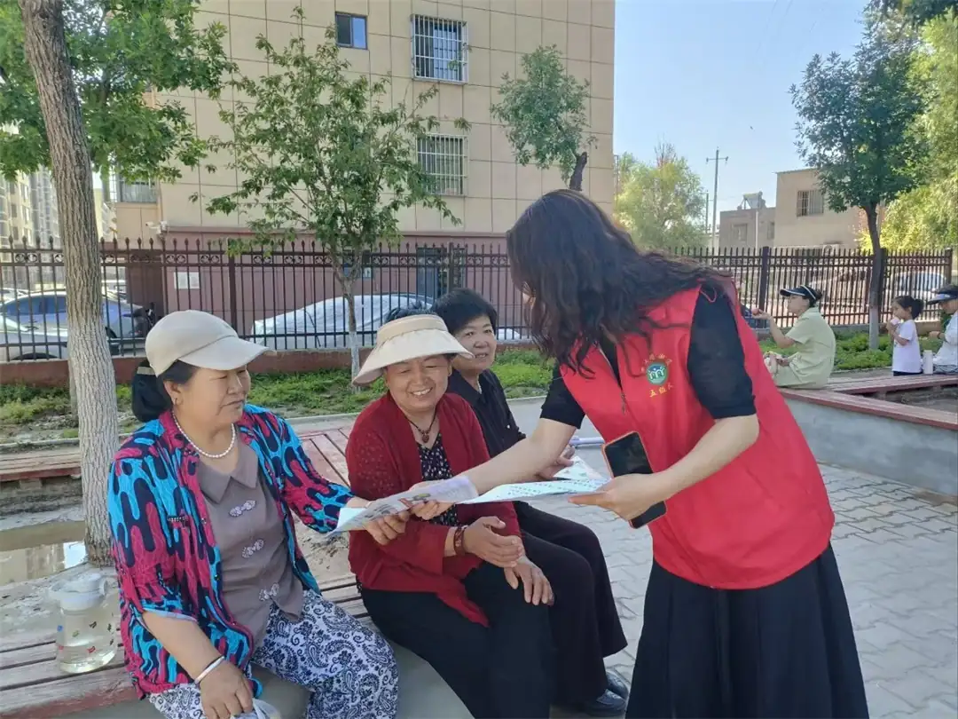 近期，榆阳区崇文路街道富庆路社区组织网格员、志愿者开展拉网式环境卫生大扫除。