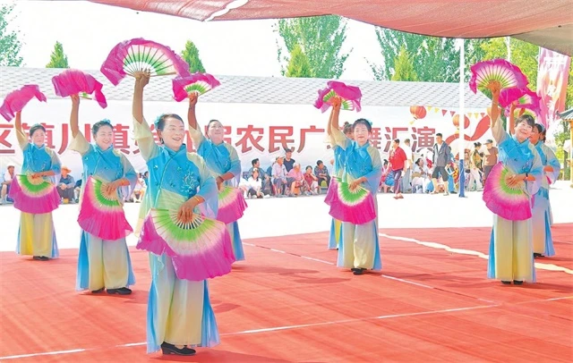 榆阳区镇川镇第九届农民广场舞汇演现场。谢妮妮摄