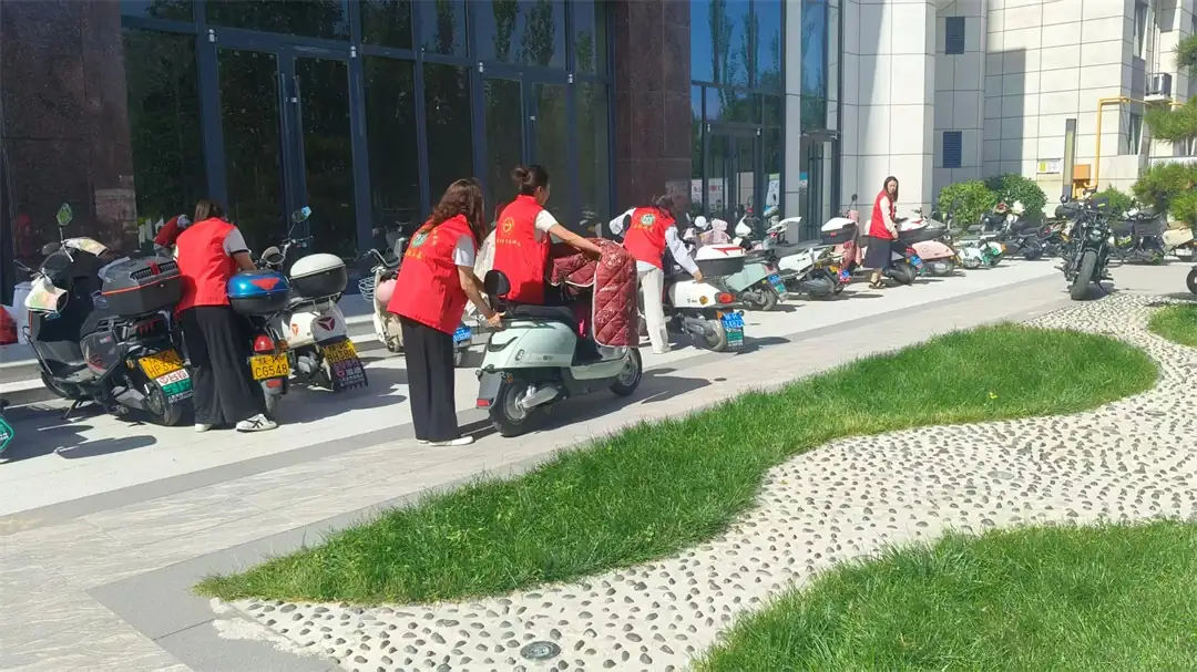 近期，榆阳区崇文路街道富庆路社区组织网格员、志愿者开展拉网式环境卫生大扫除。
