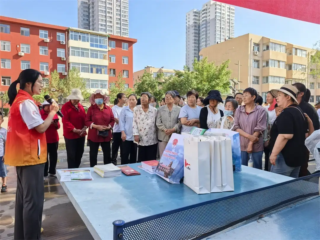 近日,榆阳区崇文路街道芹涧路社区联合榆林大学法学志愿者走进一毛小区开展普法惠民活动。