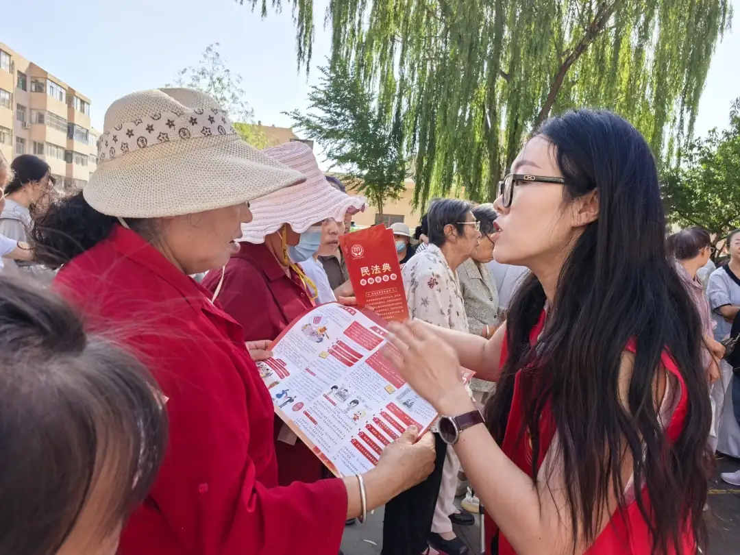 近日,榆阳区崇文路街道芹涧路社区联合榆林大学法学志愿者走进一毛小区开展普法惠民活动。