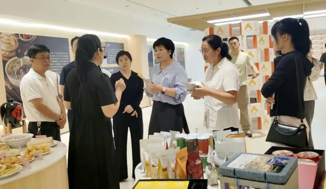 7月16日,绥德县工商联组织业务骨干及民企代表赴米脂调研电商发展,实地走访电商服务中心、物流仓储及龙头企业,学习电商体系建设、直播运营、智慧物流等先进经验,着力补短板、拓路径,赋能本土产业数字化转型。