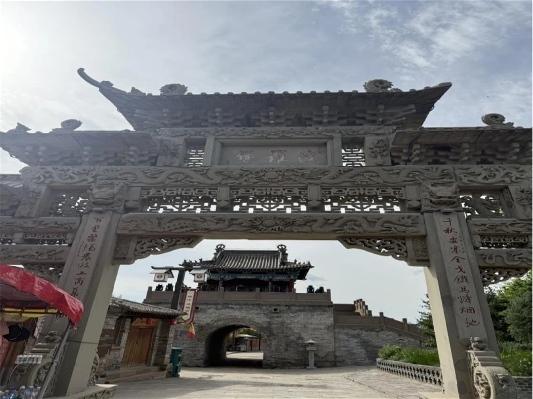7月18日,西安培华学院“三下乡”实践队走进榆林横山区波罗古堡及横山起义历史陈列馆,开展红色法治研学。