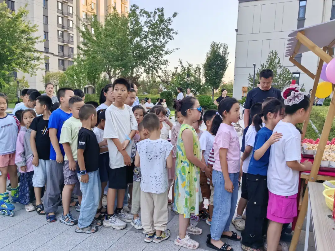 小朋友们有序排队领取爆米花