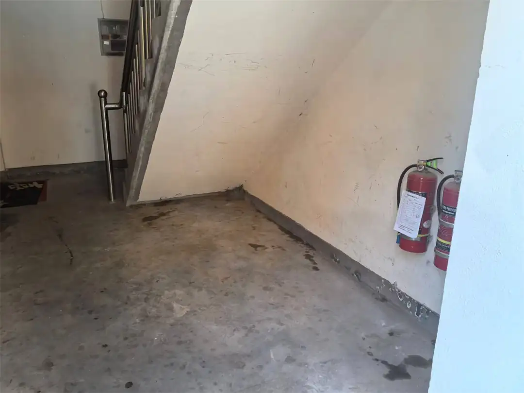 经过集中清理,各单元楼道通行空间恢复整洁通畅,消防安全隐患得到有效清除。