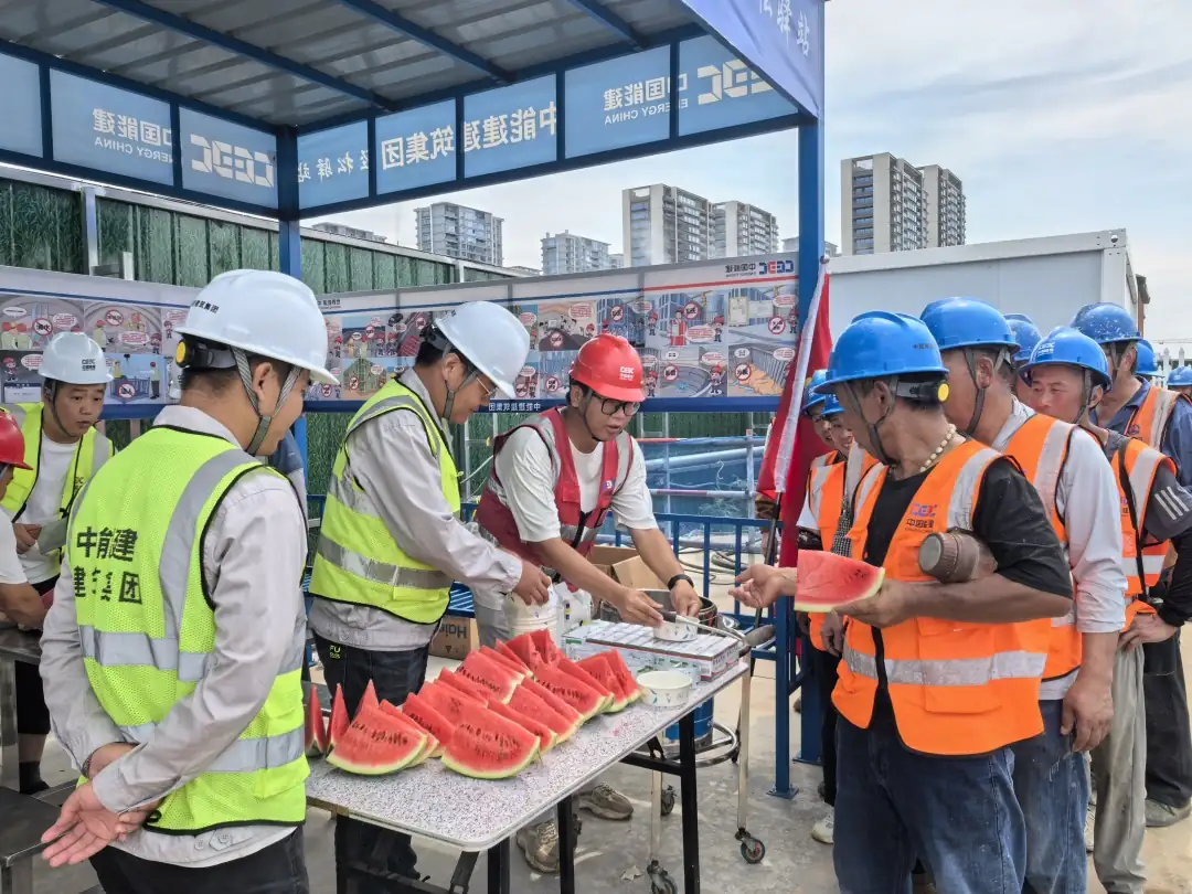 7月18日,中国能建建筑集团阳光电源杭州研发中心项目部开展防暑降温慰问