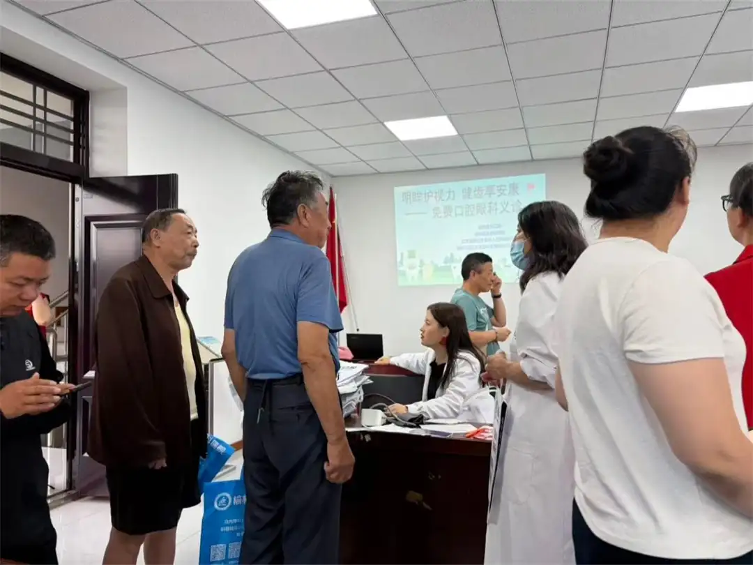 7月17日,榆阳区鼓楼街道红文昌楼社区联合日间照料中心、德系口腔及旭永眼科,开展“明眸护视力 健齿享安康”义诊。