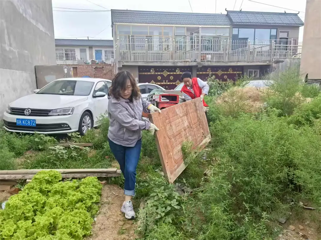 冒雨清杂物，焕新社区“颜值”——葡萄园社区专项整治巷道空地乱堆乱放问题