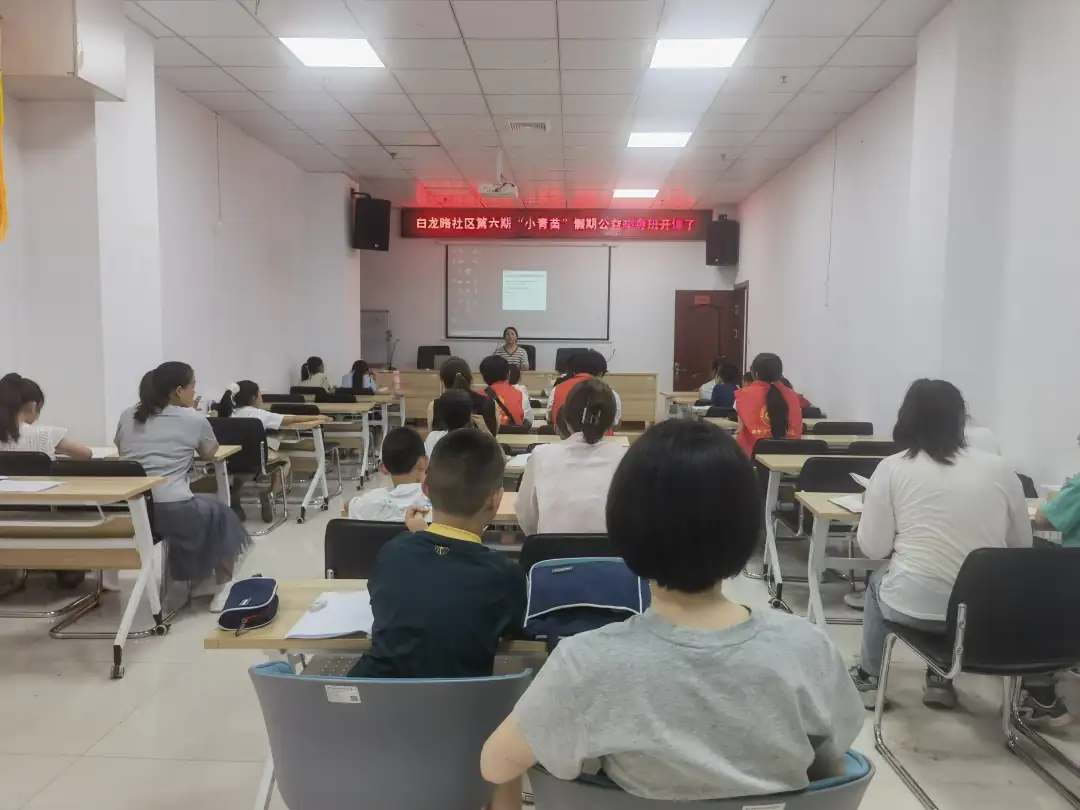 白龙路社区党总支书记杨春苗在开课仪式上讲话
