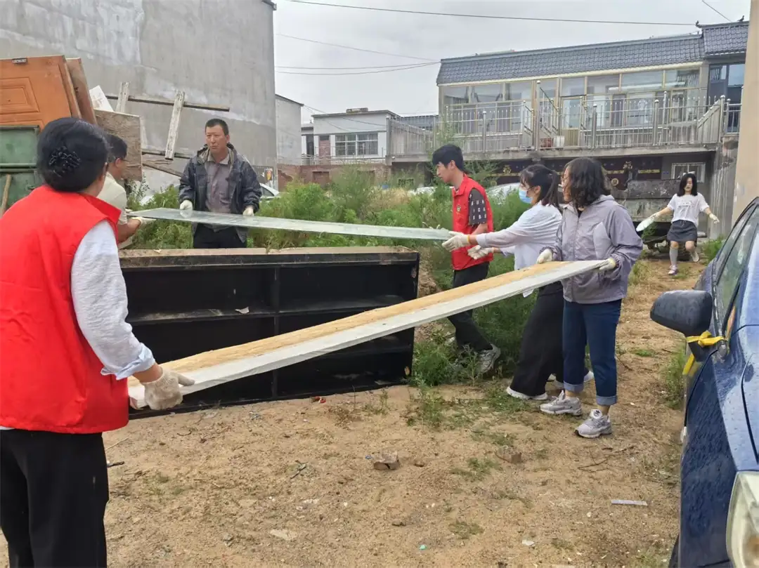 连日阴雨,榆阳区崇文路街道葡萄园社区工作人员坚守一线,全域清扫生活垃圾,清运建筑垃圾与大件废弃物,同步疏通排水口,消除淤堵隐患。