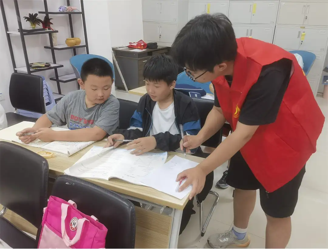 志愿者老师正在给孩子们讲解难题