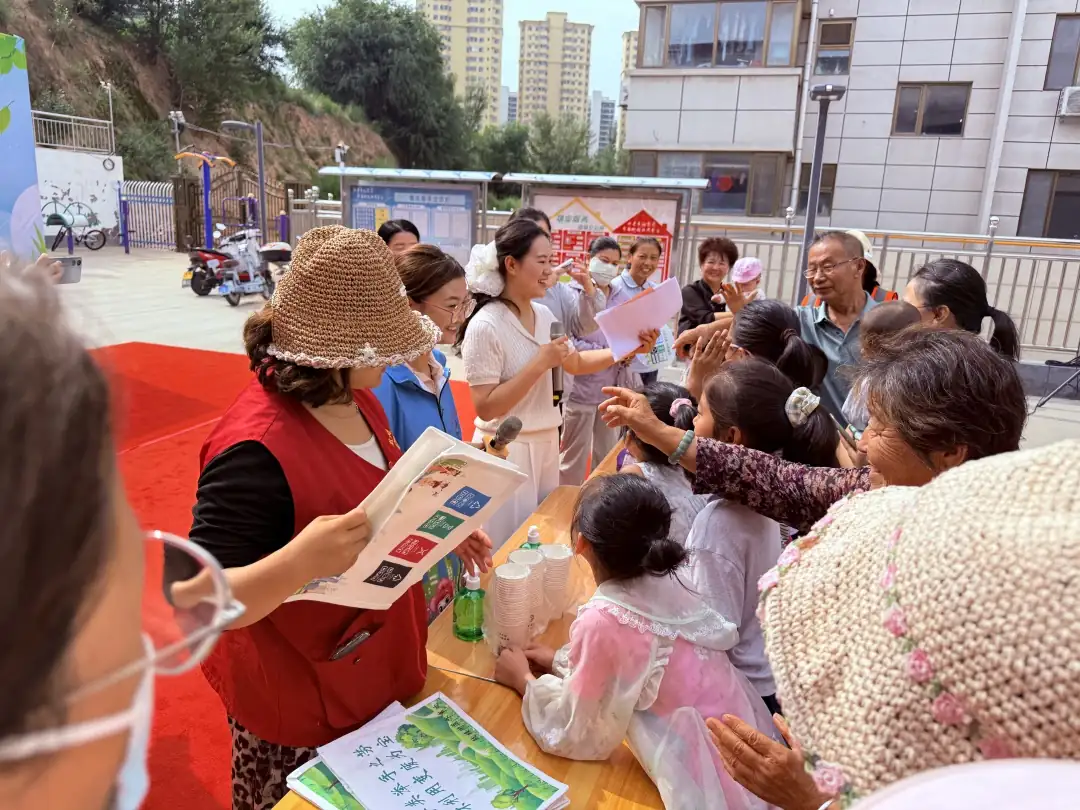 近日,榆阳区鼓楼街道环城北路社区举办“非遗传古韵 分类树新风”文艺汇演,将垃圾分类知识融入陕北说书、秦腔等本土节目。
