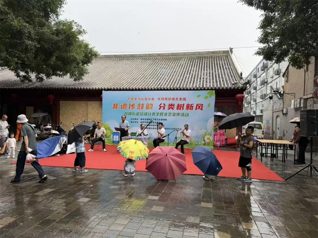 近日,榆阳区鼓楼街道联合区环卫局开展“非遗传鼓韵 分类树新风”文艺宣传活动
