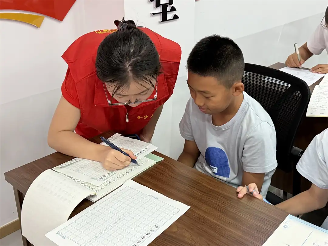 志愿者一对一辅导孩子规范书写作业