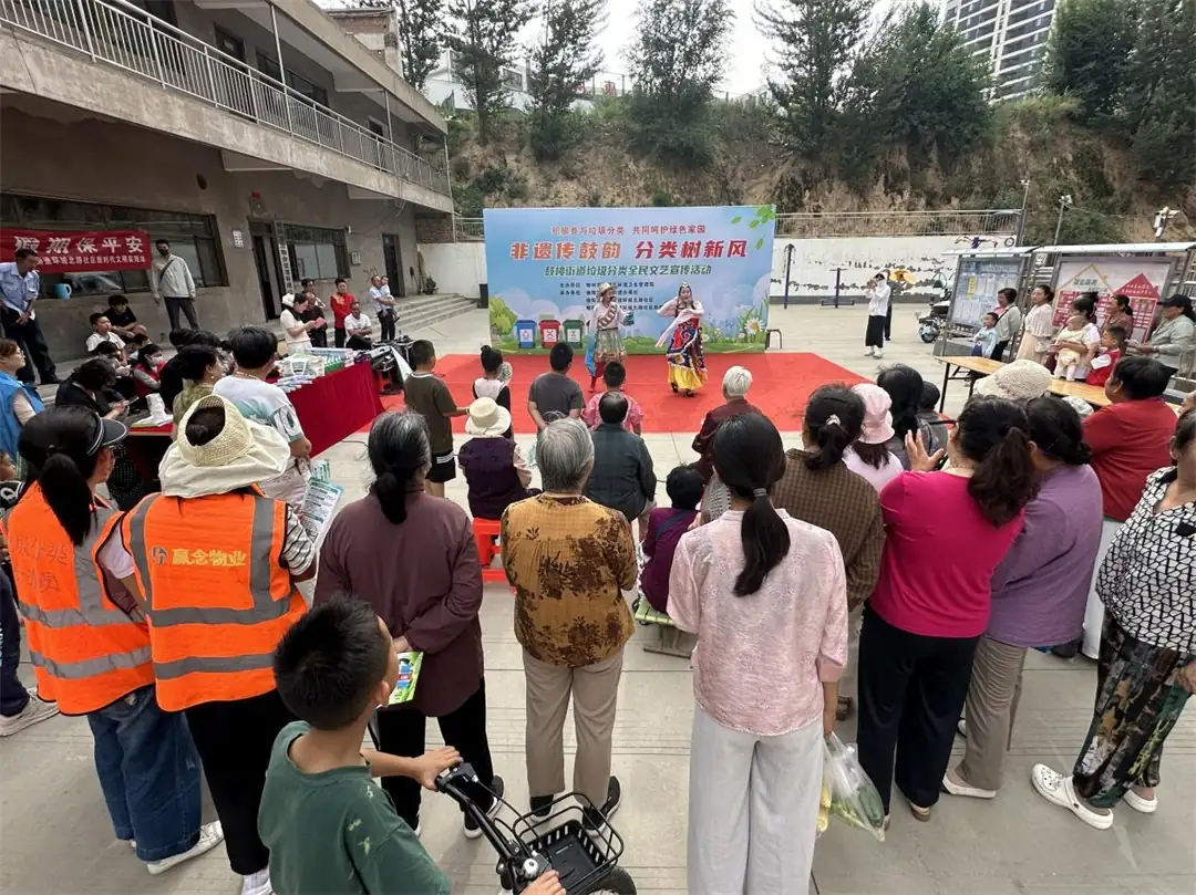 近日,榆阳区鼓楼街道联合区环卫局开展“非遗传鼓韵 分类树新风”文艺宣传活动