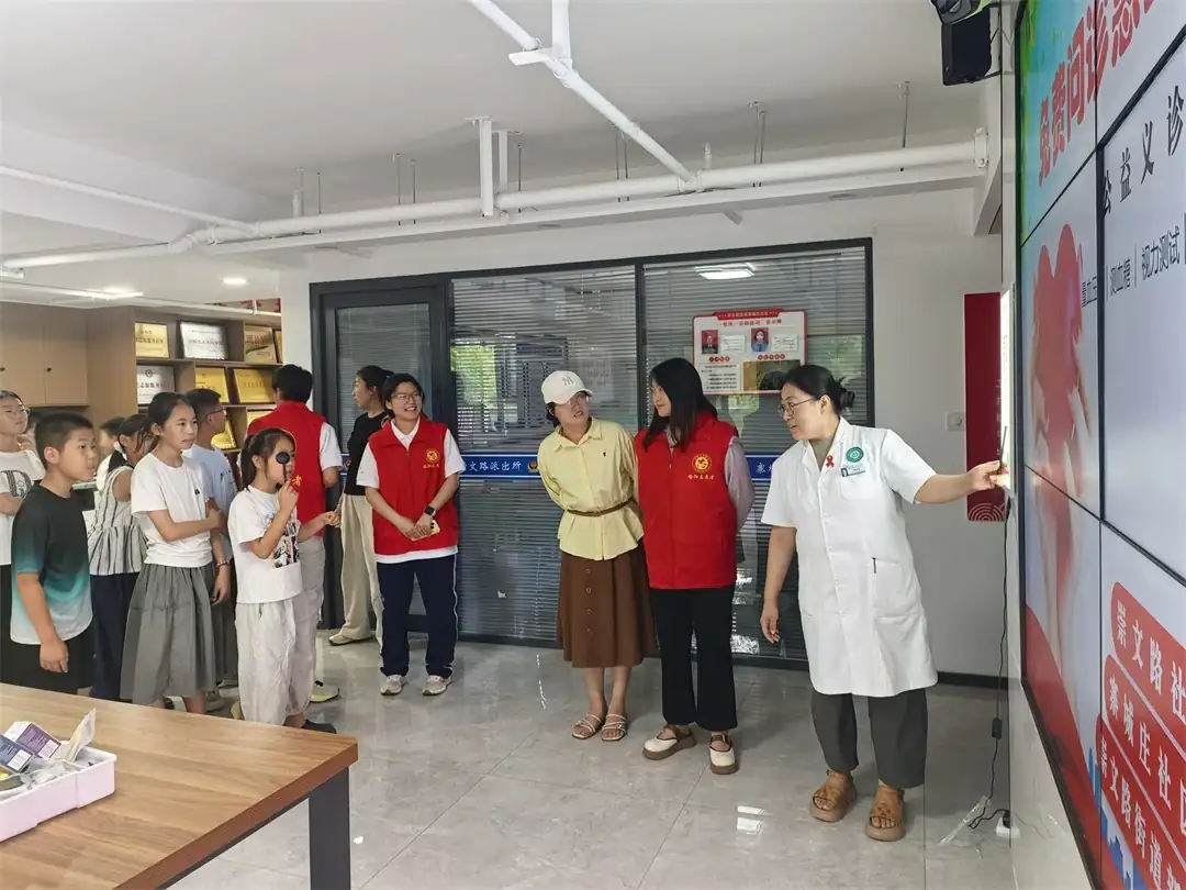 7月23日，榆阳区崇文路街道寨城庄社区联合崇文路社区卫生服务中心开展暑期公益义诊。