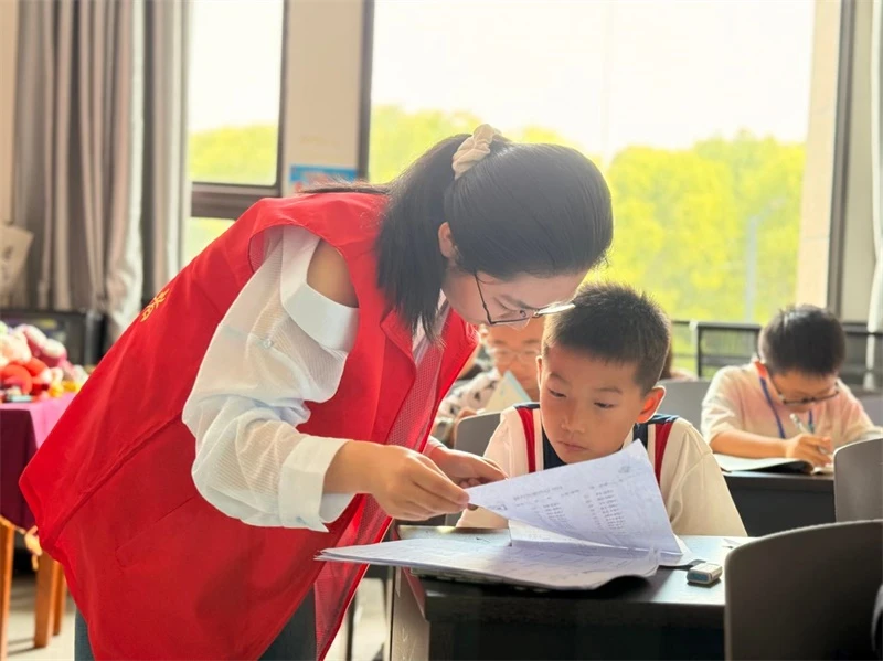 7月23日，榆阳区明珠路街道三辰社区“夏日书香”暑期公益作业班开课。