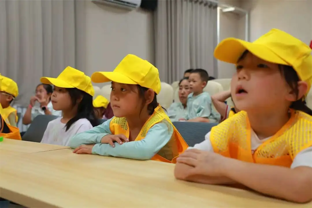 孩子们认真观看经典影片，从革命先辈的奋斗故事中感悟爱国初心，体会幸福生活来之不易。