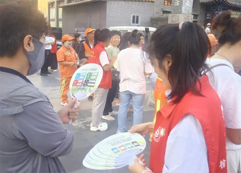 7月22日下午，榆阳区鼓楼街道普惠泉社区在中赢广场举办“非遗传鼓韵 分类树新风”主题活动。