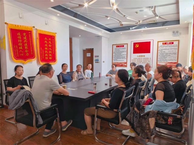 近日，榆阳区明珠路街道东环路社区开展党的创新理论“百人千场进万站”示范宣讲。