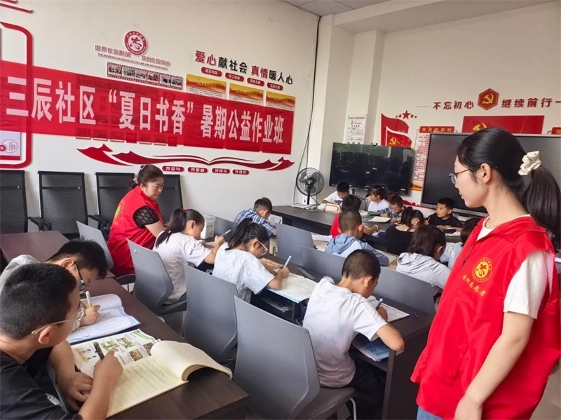 7月23日，榆阳区明珠路街道三辰社区“夏日书香”暑期公益作业班开课。