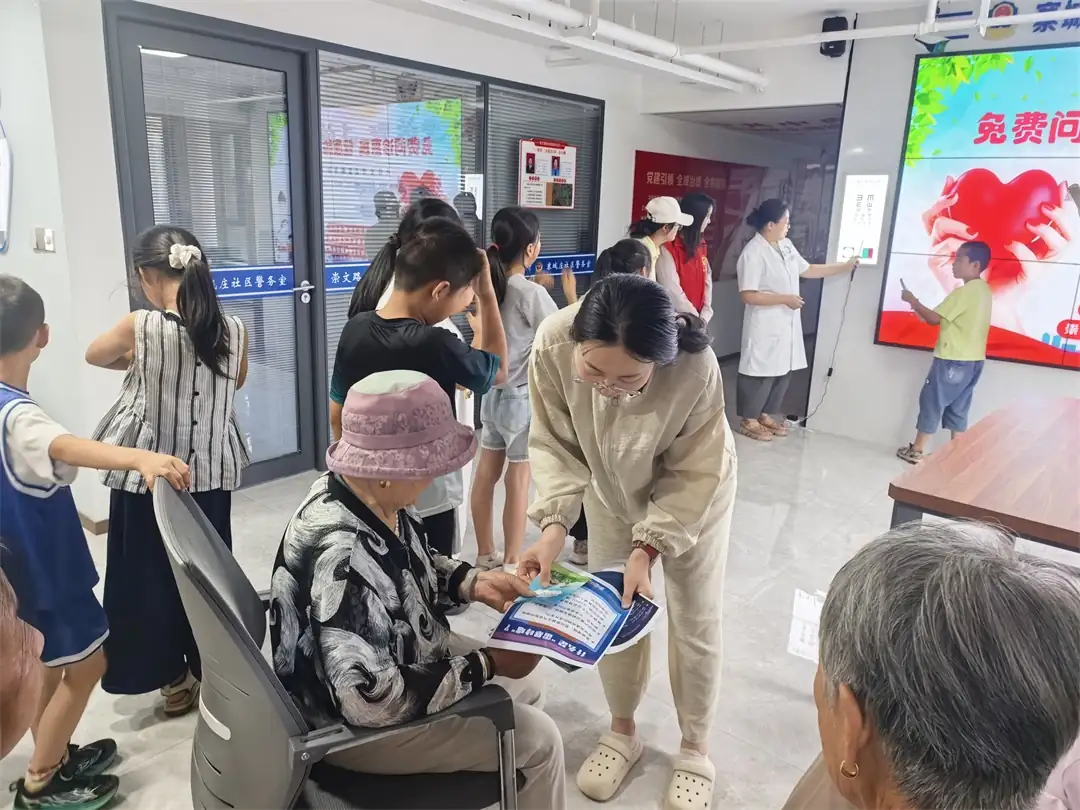 7月23日，榆阳区崇文路街道寨城庄社区联合崇文路社区卫生服务中心开展暑期公益义诊。