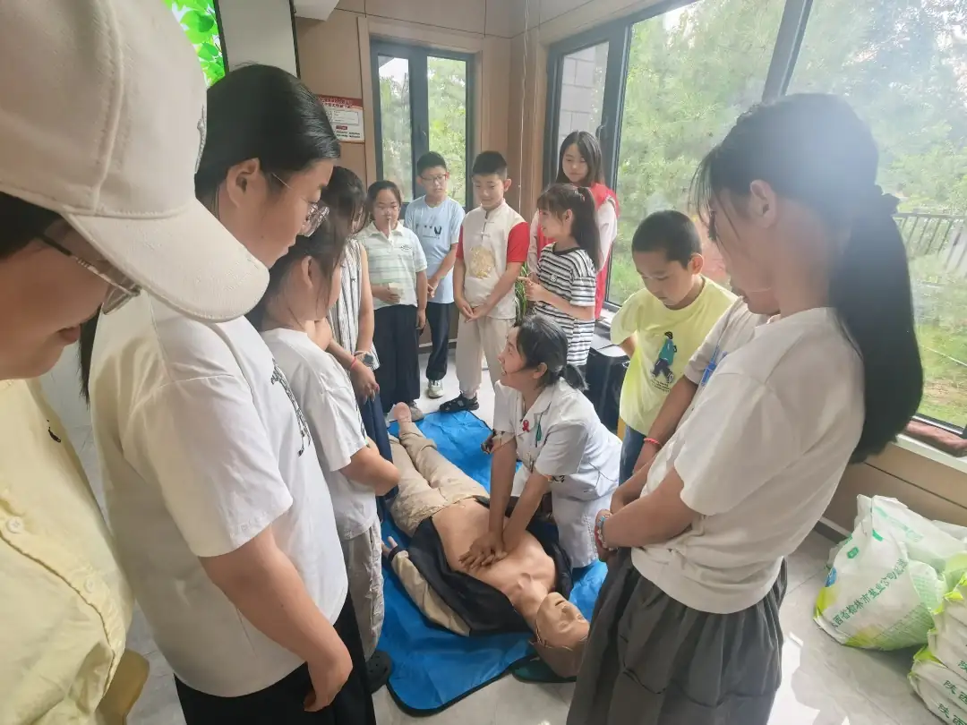 7月23日，榆阳区崇文路街道寨城庄社区联合崇文路社区卫生服务中心开展暑期公益义诊。