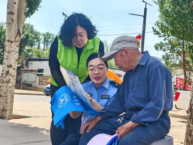 近日，靖边公安多形式开展禁毒宣传：进物流企业，警示“毒驾”危害，揭批“奶茶粉”等伪装毒品；进校园社区，借仿真模型、趣味答题提升青少年识毒能力