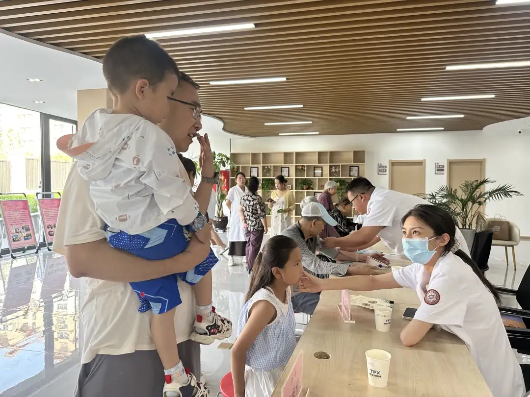 家长带着孩子来检查口腔并咨询牙齿养护相关知识