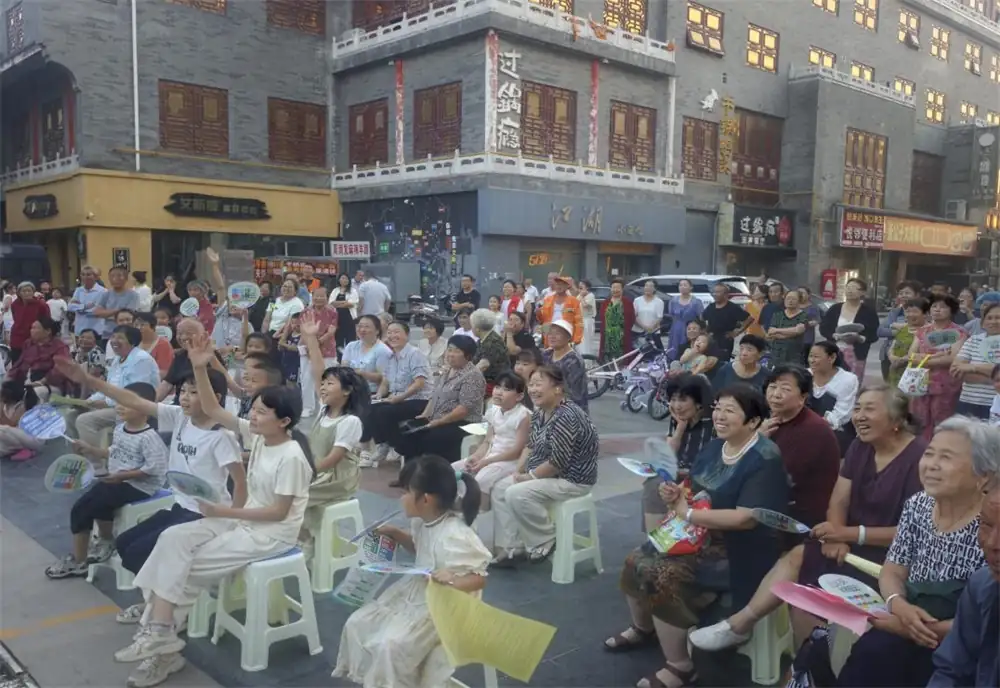 7月22日下午，榆阳区鼓楼街道普惠泉社区在中赢广场举办“非遗传鼓韵 分类树新风”主题活动。