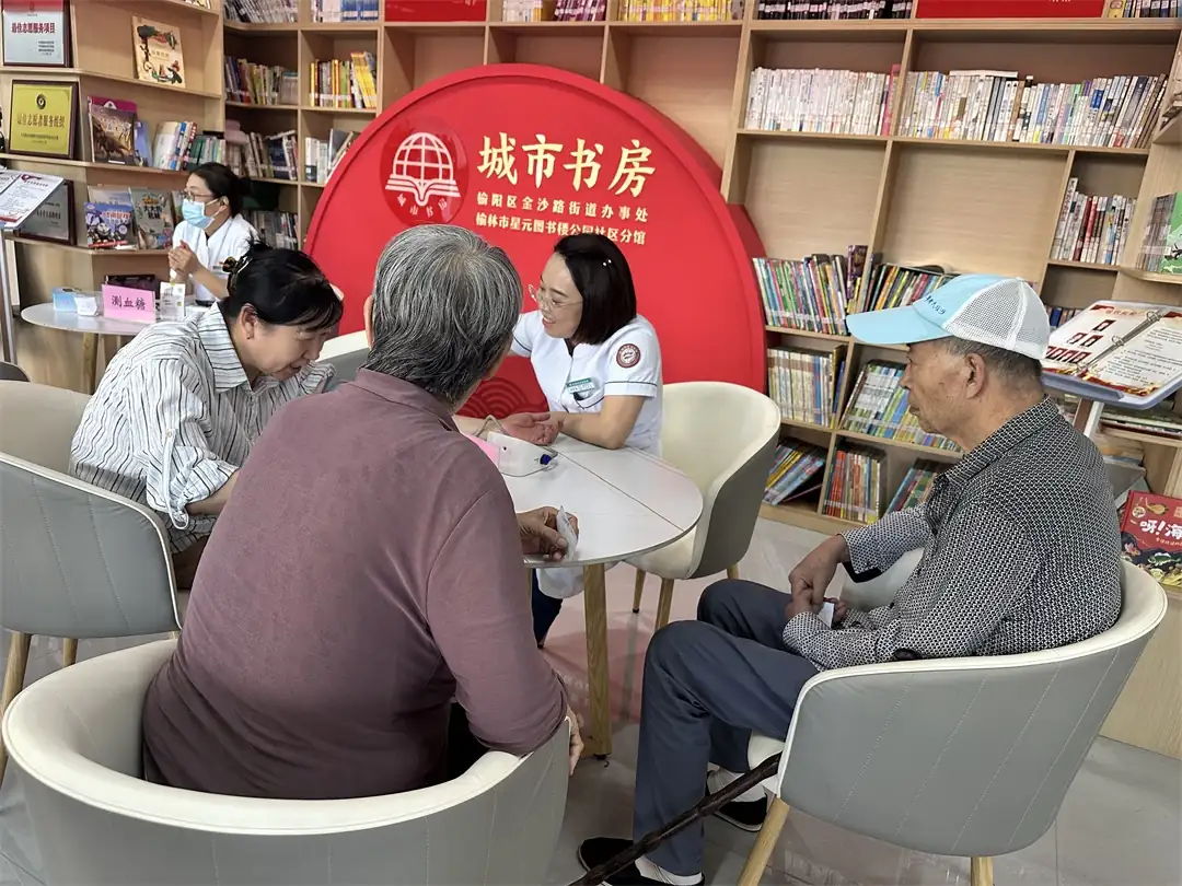 血压测量处居民认真咨询 医生耐心解答