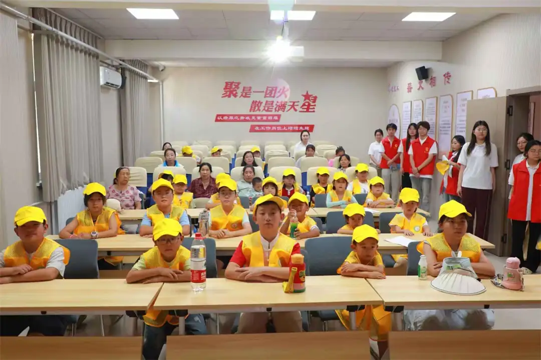 观影悟初心 红色润童心——葡萄园社区开展青少年红色观影活动