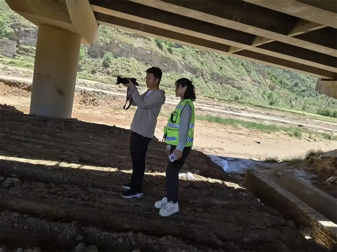 近期，陕西交控绥定分公司绥德路养中心开展桥下空间专项治理，重点清理子洲县周家硷镇段违规倾倒垃圾及私占区域，联动属地部门彻底清障。