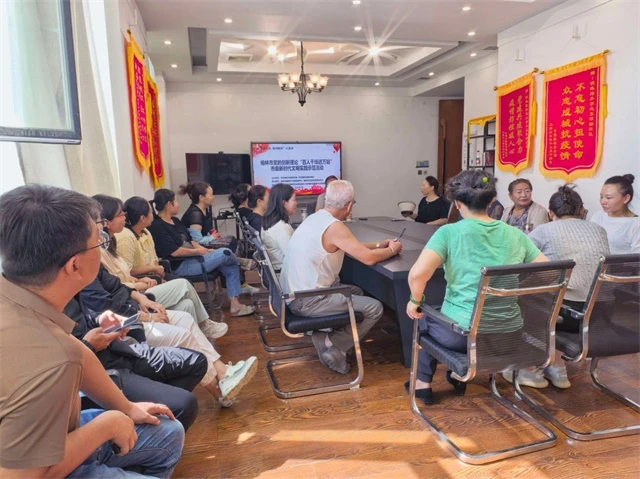 近日，榆阳区明珠路街道东环路社区开展党的创新理论“百人千场进万站”示范宣讲。
