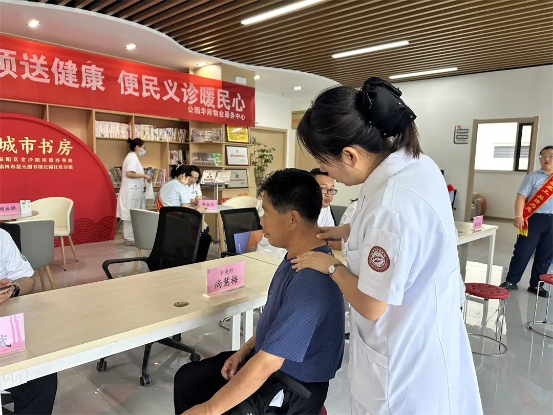 针灸科医师正在为居民检查评估颈椎健康状况
