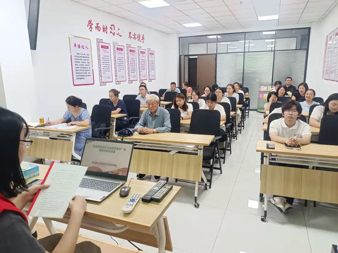 通过主题宣讲、邻里故事分享，以身边榜样生动诠释孝老爱亲、勤俭持家等传统美德，引导居民涵养优良家风。