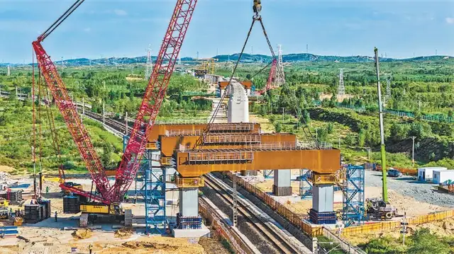 延榆高铁首次完成跨包西铁路钢盖梁吊装