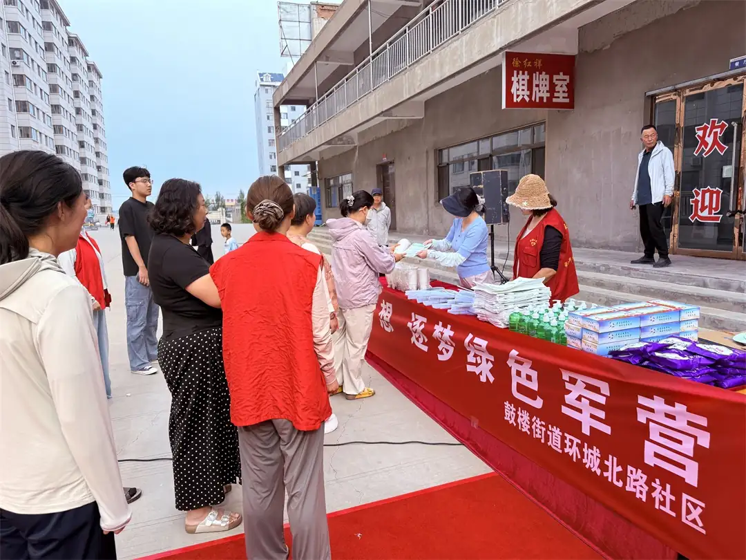 近日，榆阳区鼓楼街道环城北路社区开展“放飞青春梦想 逐梦绿色军营”征兵宣传