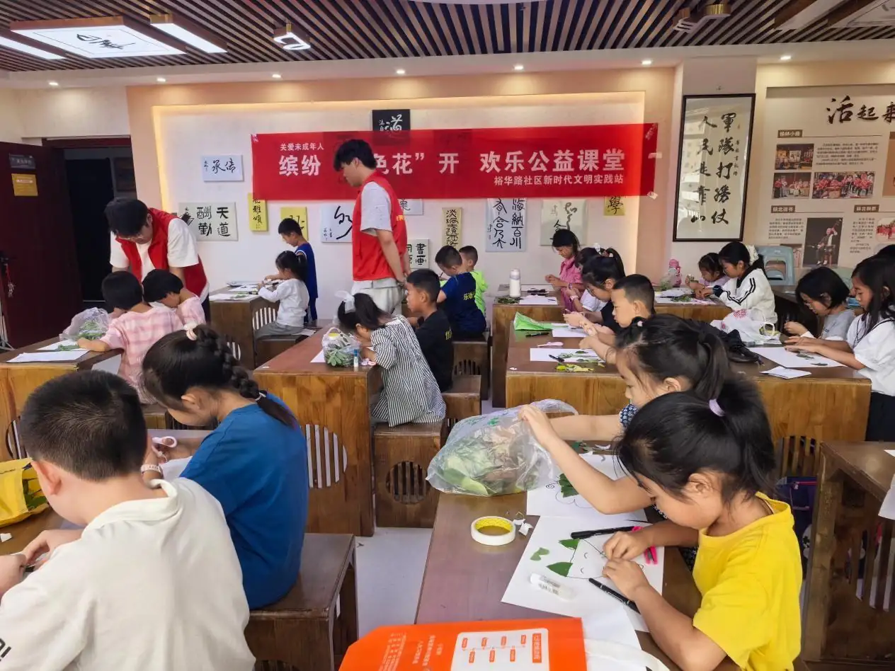 盛夏暑期,榆阳区明珠路街道裕华路社区依托新时代文明实践站开设“缤纷七色花开”公益课堂