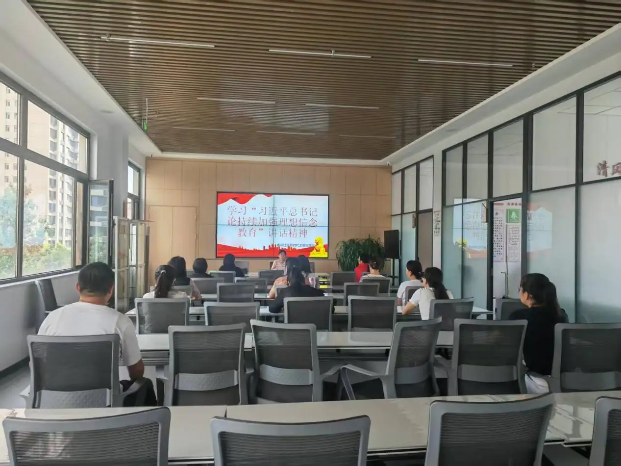 近日，榆阳区崇文路街道春苑社区组织居民学习“习近平总书记论持续加强理想信念教育”重要讲话精神。