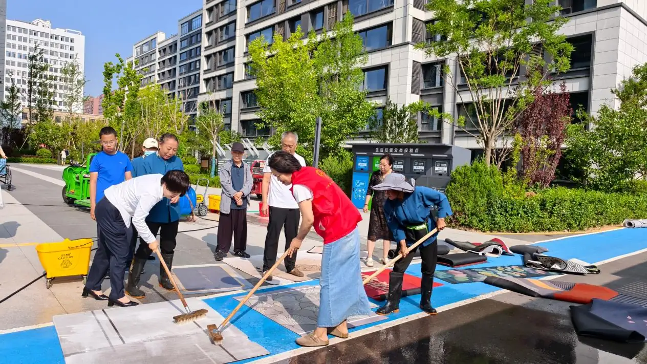 7月27日,榆阳区明珠路街道三辰社区联合物业开展“洁净家园办实事”地垫免费清洗志愿服务。