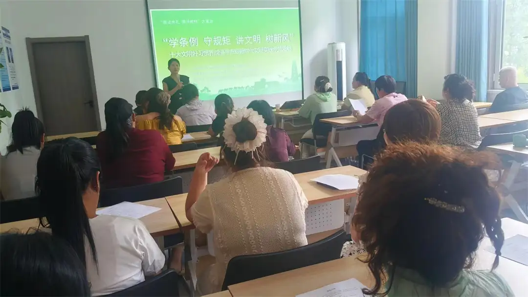 近日,榆林市新时代文明实践中心走进榆阳区崇文路街道富庆路社区,开展“学条例 守规矩 讲文明 树新风”主题宣讲。