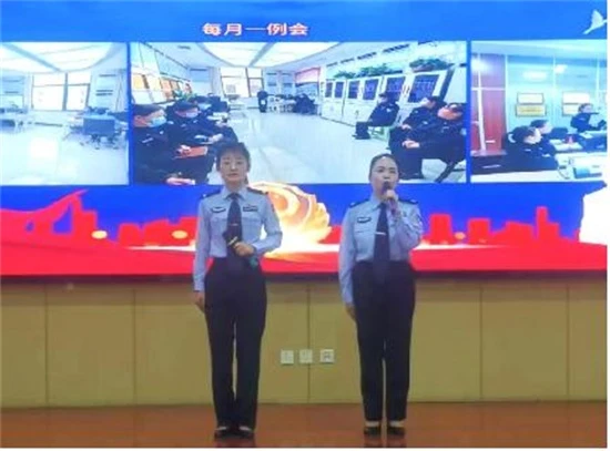 近日,靖边县公安局户政窗口民警梁佳妮、刘婷在县政府办主办的“政务文明展新貌”微党课演讲比赛中,以一线户籍服务故事深情诠释“人民公安为人民”初心,荣获二等奖。