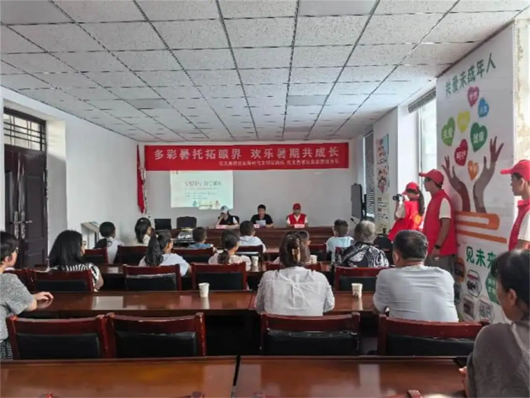 近期，榆阳区鼓楼街道红文昌楼社区联合榆林市社区工作协会、陕科大志愿者开展“青芒·少年科普实践团”夏令营